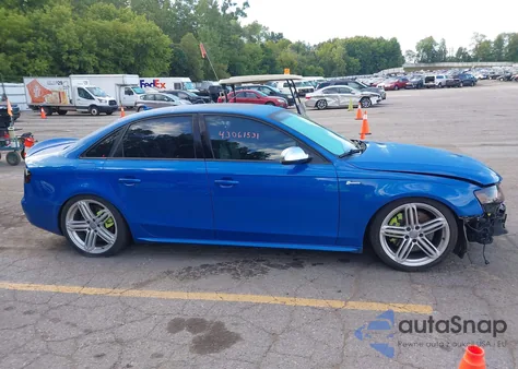 2010 Audi S4 3.0 Premium Plus z USA, uszkodzony, nr VIN WAUDGAFL2AA022546